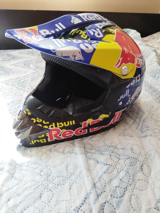 Продавам Red Bull каска