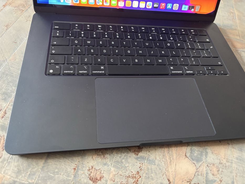 MacBook Air 15 M3 (2024) 8GB / 256GB – 97% батерия – като нов