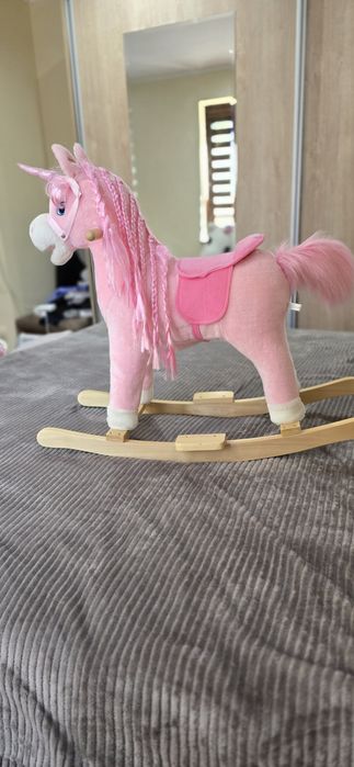 Люлееща играчката еднорог с музикална функция