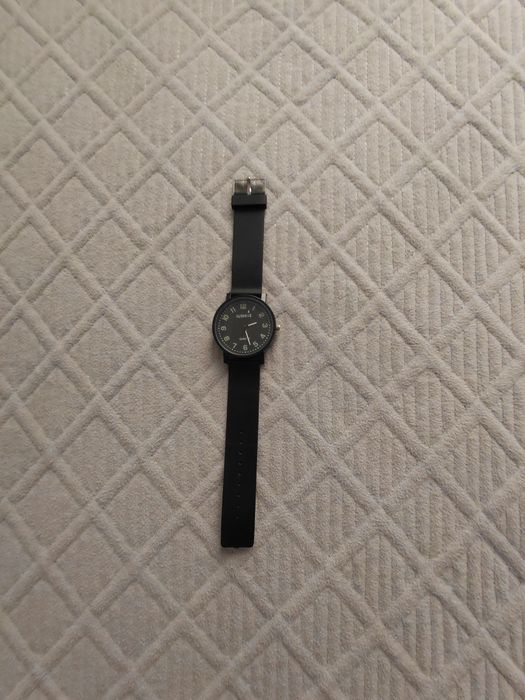 Часы с ремешком.