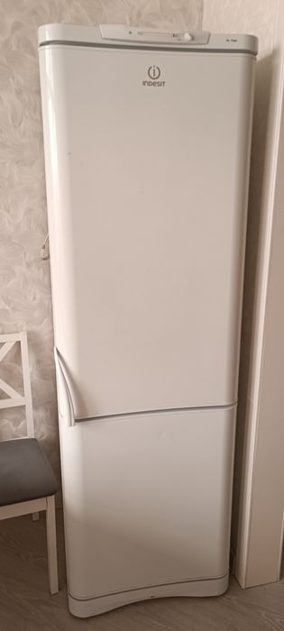 Холодильник indesit
