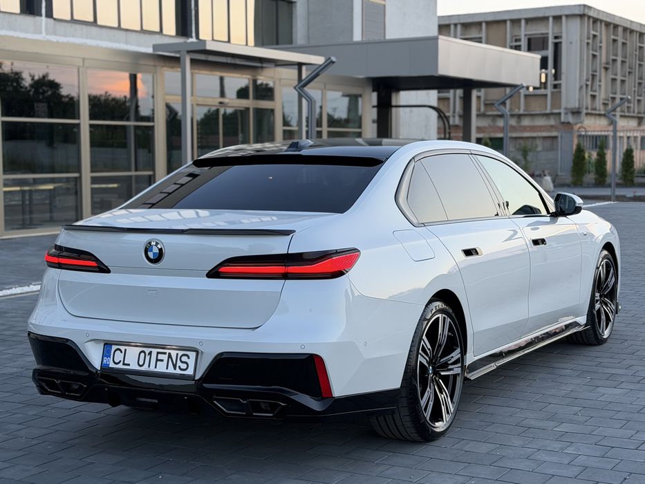 Bmw Seria 7 740d X-drive 2025  Faruri Swvarovski   TV,  B&W Diamond, Sky Lounge, Scaun Spate Vip, Iconic Glow, Masaj, Ventilatie Jante 21 USI ELETRICE