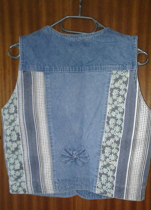 Дамски син дънков елек с флорални мотиви