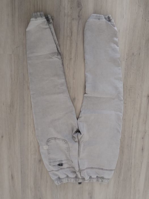 blugi gri skinny