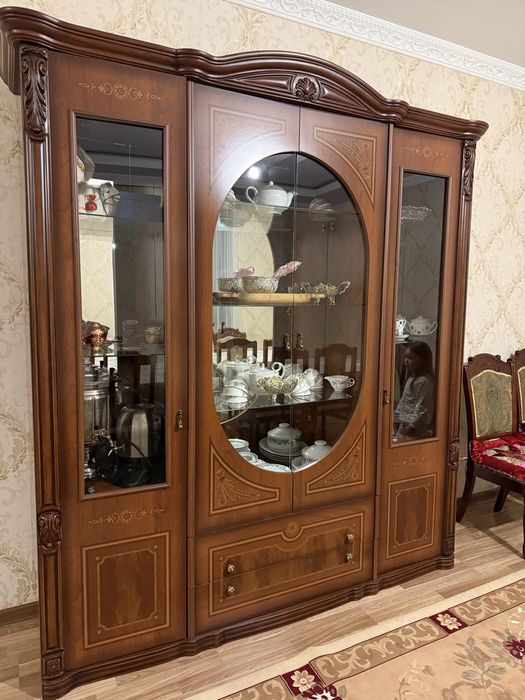 Срочно продается сервант с комодом