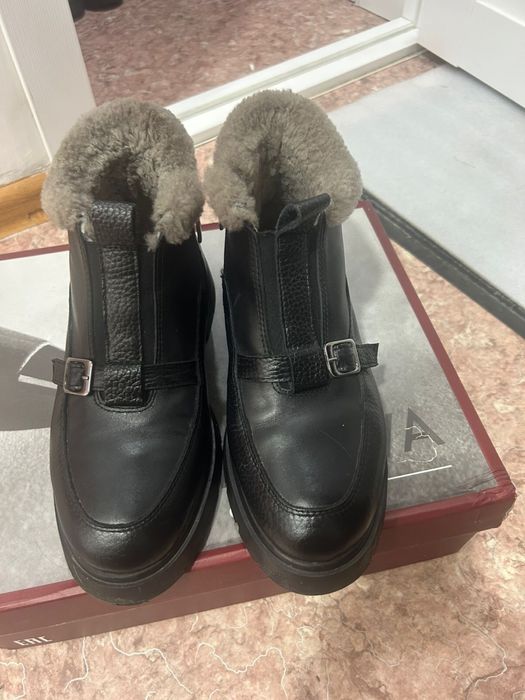 Продам женские ботинки