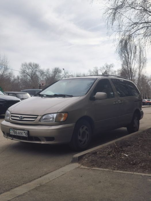 Продам  машину  таета сиена