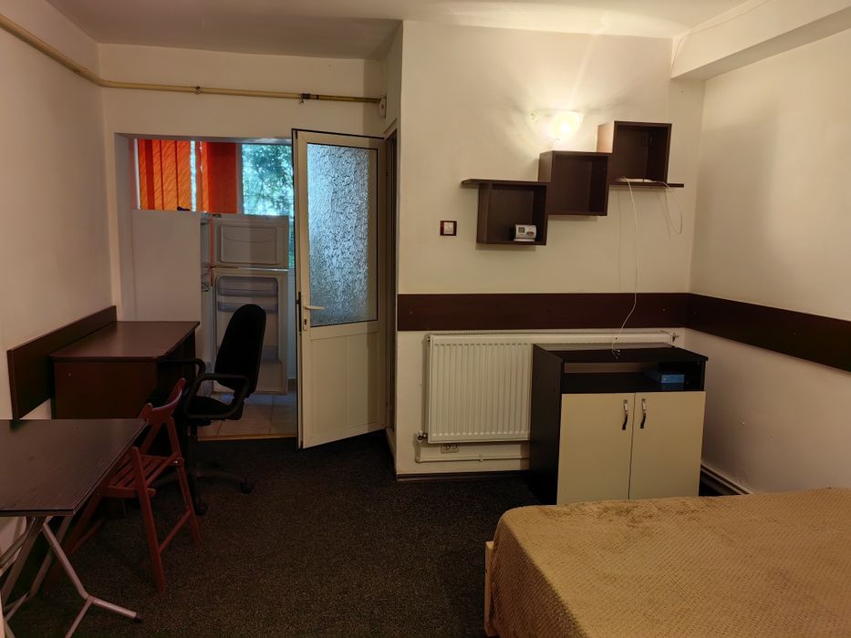 Închiriez garsoniera