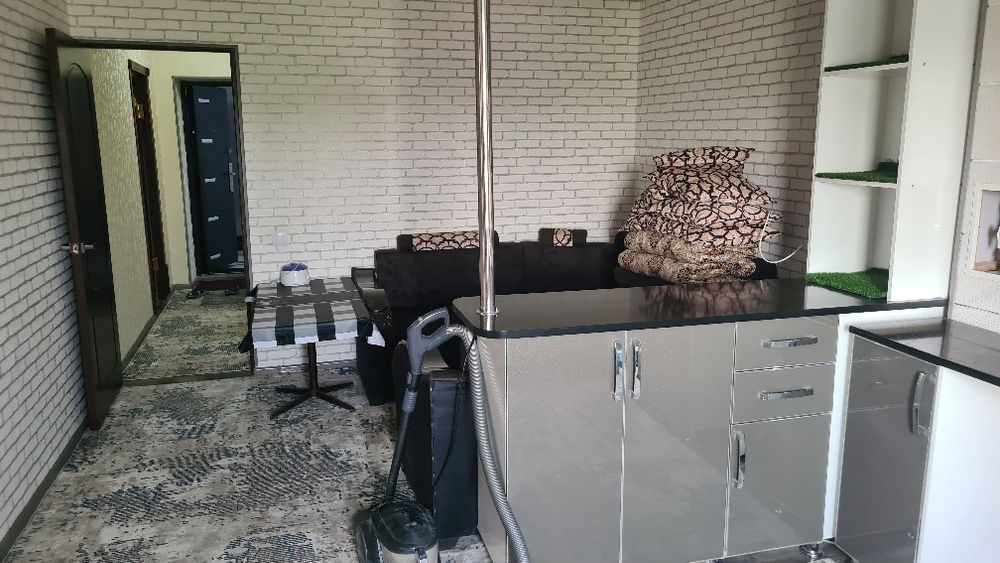 Uy sotiladi.Navoiy Shahar pasport stol oldidagi. 2 xonali