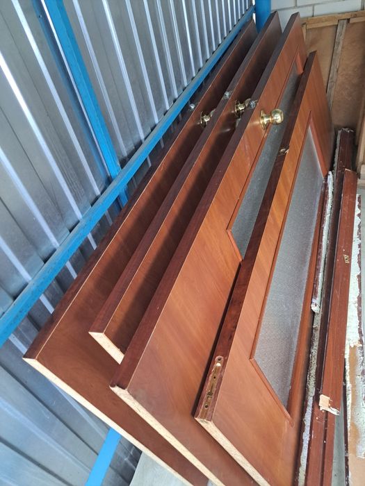 Продам дверей межкомнатные 4-шт.