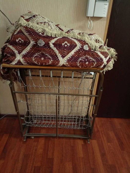 кровать-тумба  металлическая на пружинах. в отличном состоянии