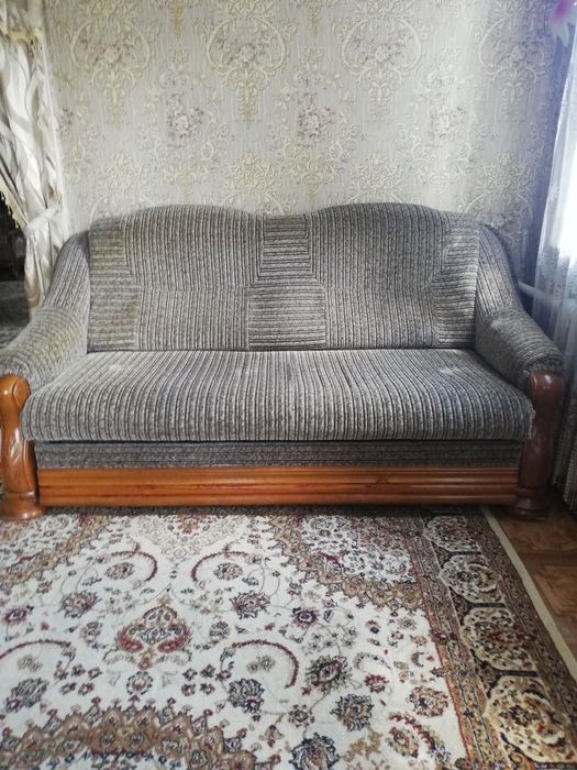 Продам с доставкой диван с креслом
