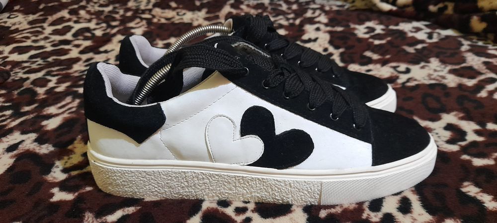 Vând urgent adidași esprint mărime 40
