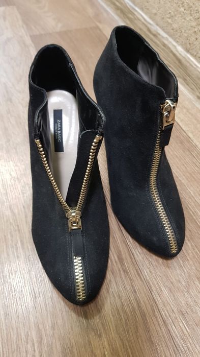 Черные замшевые ботильоны Zara