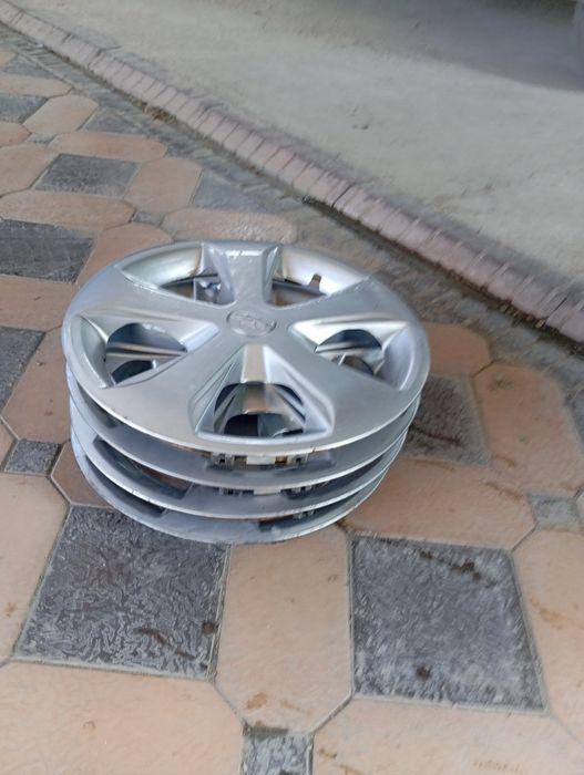 Продаеться шины и колпаки