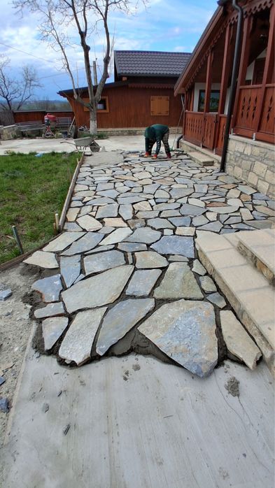 Vand si montez piatra naturala de grecia ma deplasez in toata tara