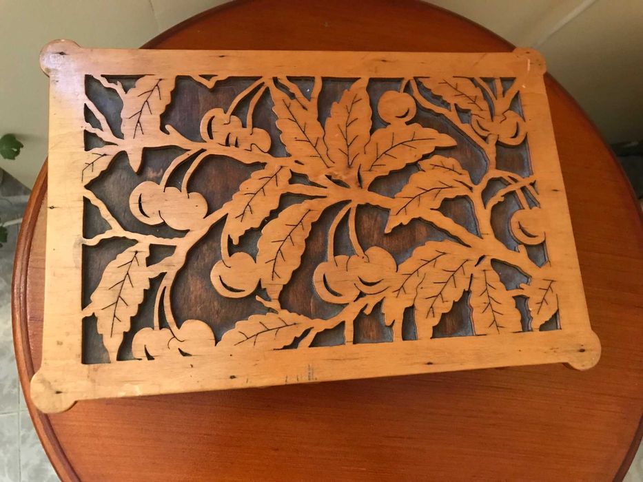 Продавам кутия за бижута -страхотна изработка от дърво.