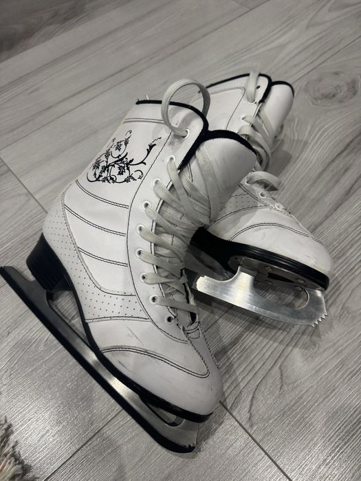 Коньки фигурные белые 36 размер