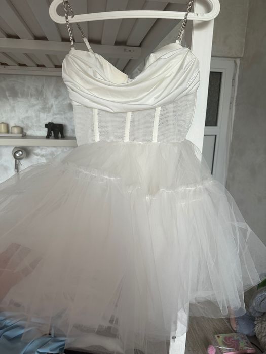 Уникална бяла рокля, която е подходяща да се носи и с кецове!