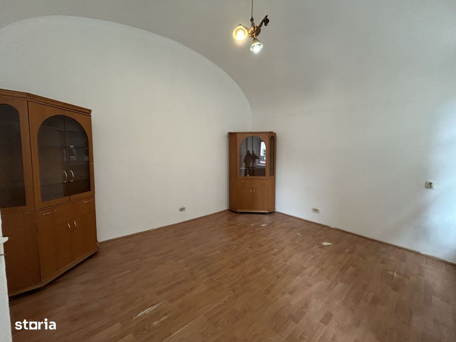 Vand spatiu ultracentral,Revolutiei(Teatru)in curte,parter, st.124 mp.