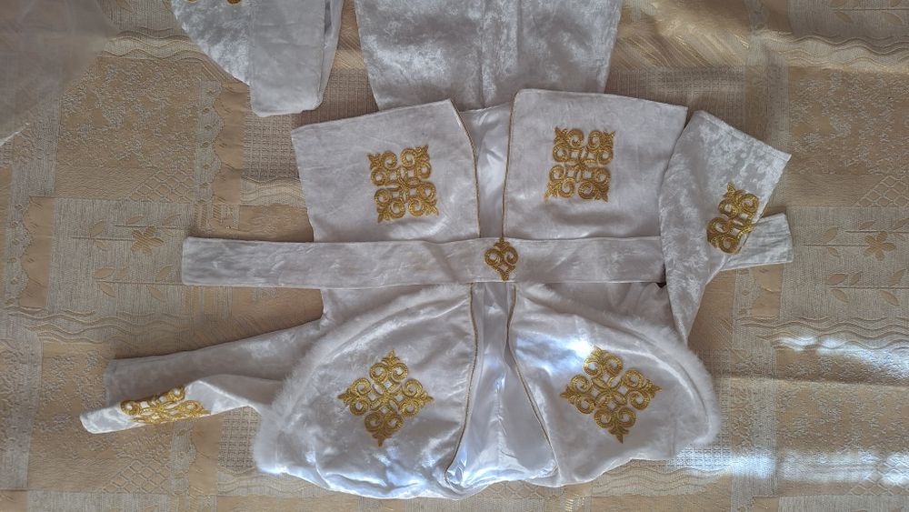 Подам костюм размер 3,4,5 лет