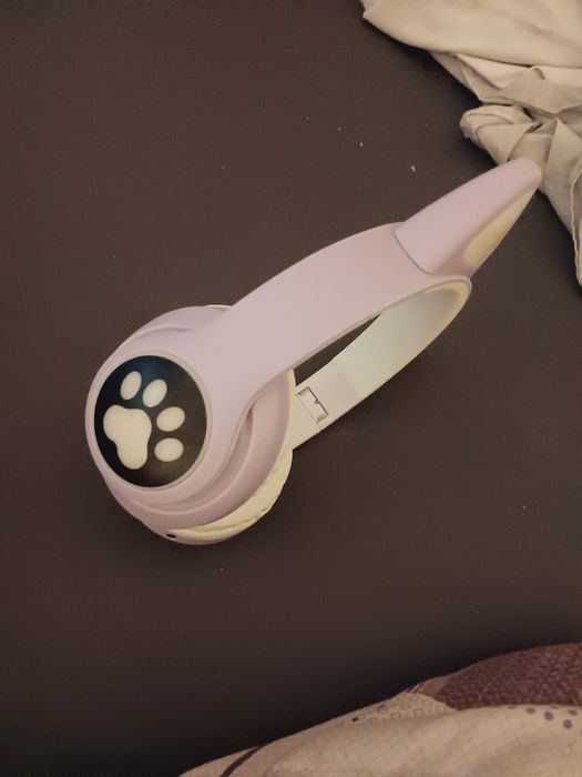 Продавам гейминг безжични слушалки тип котешки уши светещи