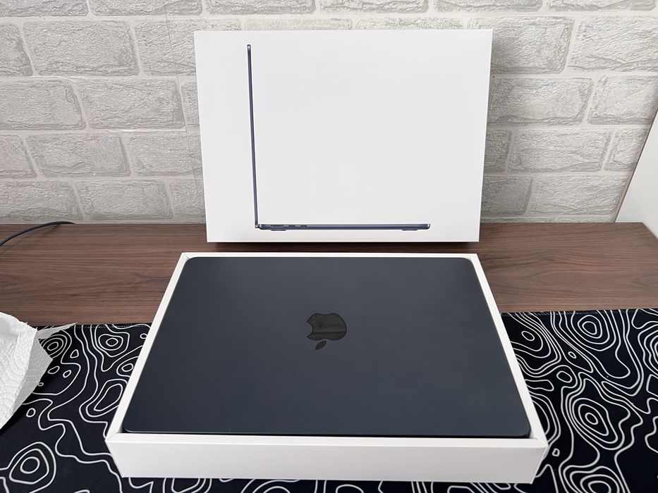 Продам MacBook Air 13" на чипе M5, 512ГБ