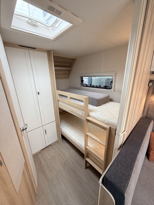 Rulotă nouă premium Hobby 545KMF DeLuxe 2026/ 6 pers/ baie cu dus separat