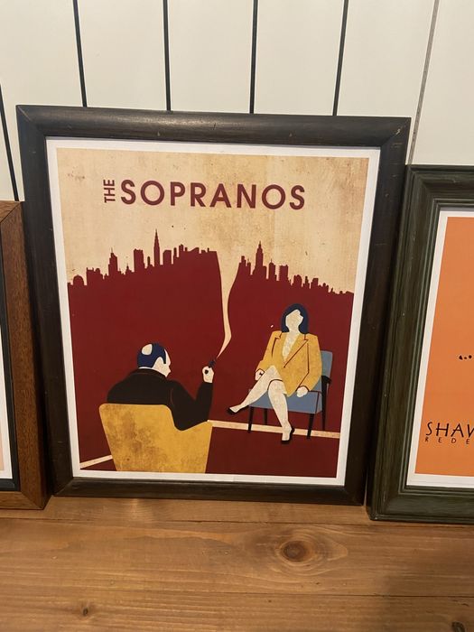 Стари дървени рамки с плакати от филми