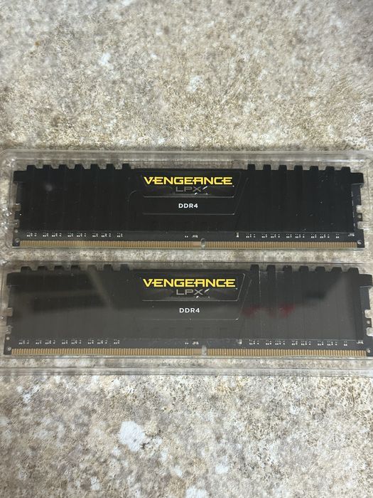 16 GB RAM (2x8) DDR4 3200 MT/s corsair vengeance