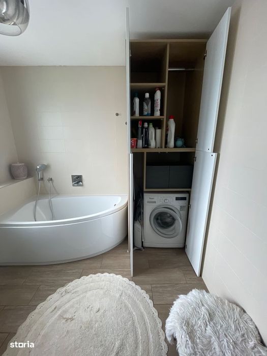 Casă modernă tip triplex, unitate de capăt