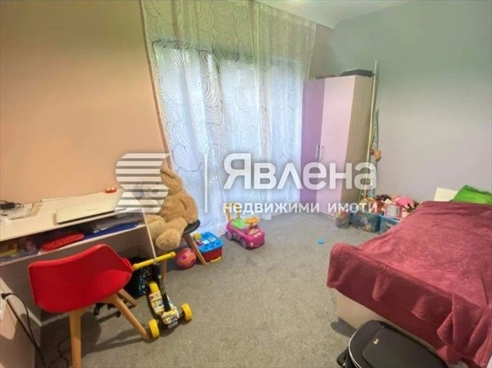 Тристаен слънчев и просторен апартамент находящ се във Възраждане 3