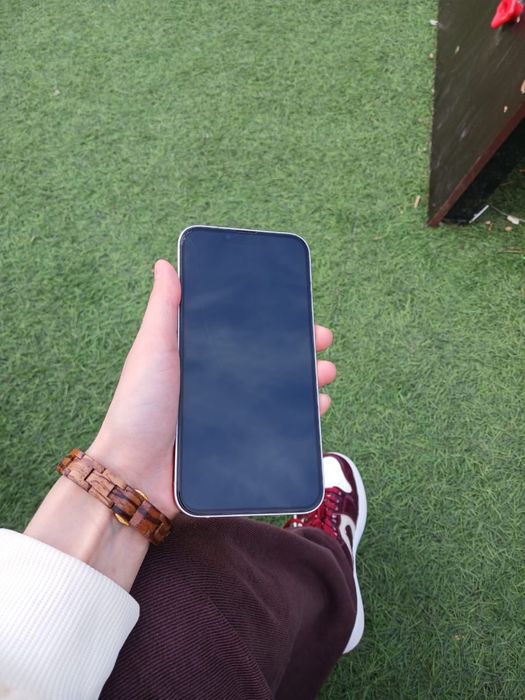 Продам айфон 13 срочно