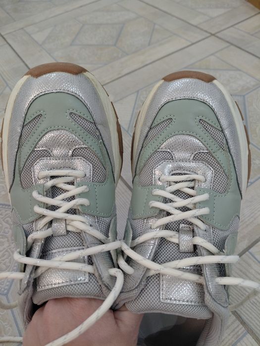 Кроссовки женские