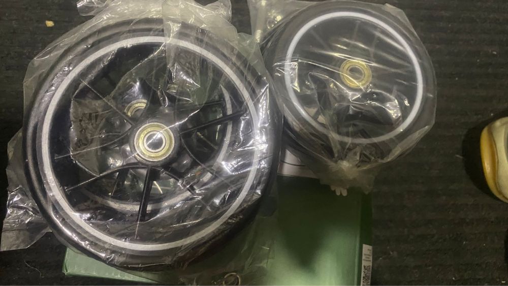 Колеса на коляску прогулочную