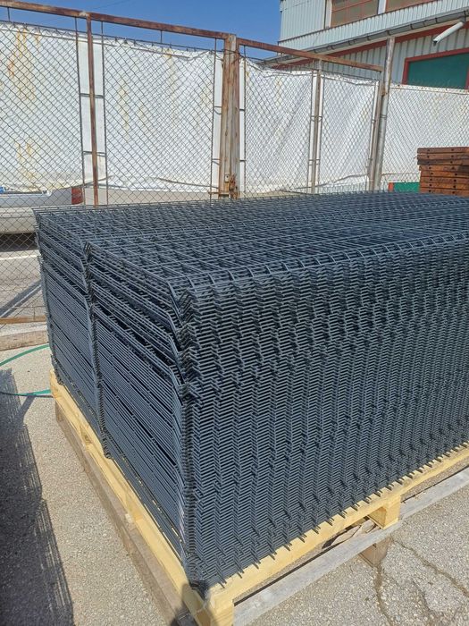 Оградни пана и стълбове за ограда RAL6005 и RAL7016