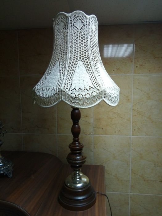 Veioza veche cu talpa din lemn masiv și abajur din Macrame ,piesa deos