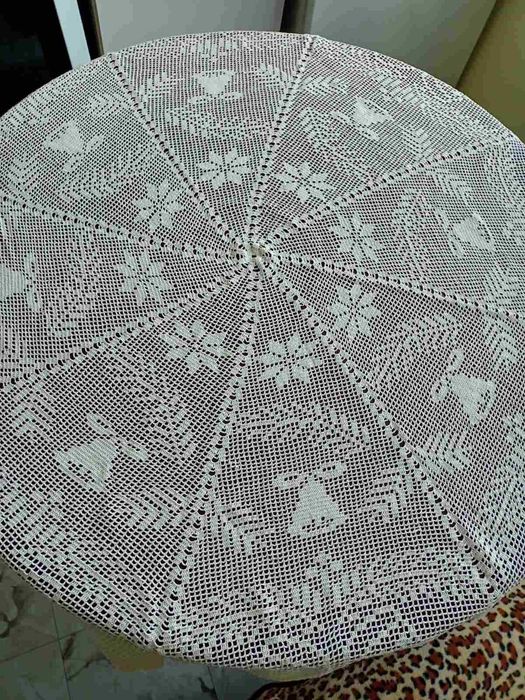 Ръчно изплетена покривка