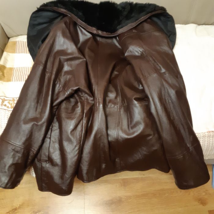 Hainã piele cu guler si mineci de blana