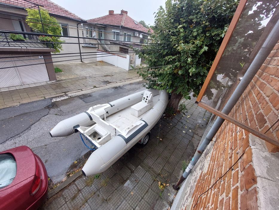 Риб лодка 5.20 м. ,  колесар  с регистрация !