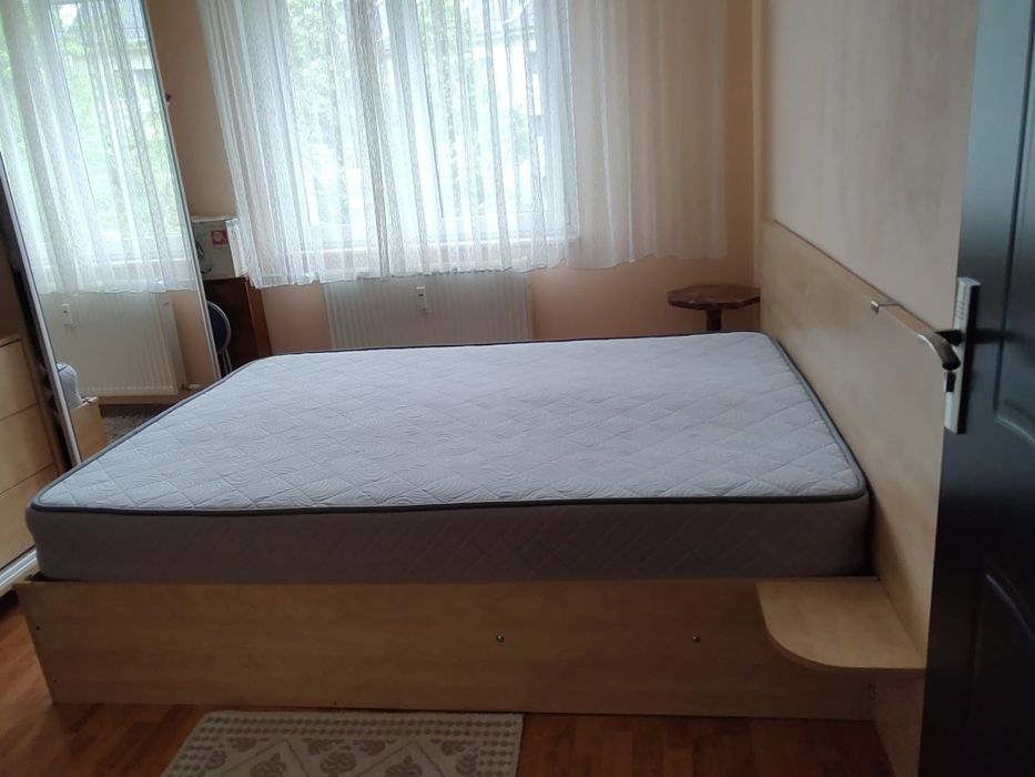 Vând pat cu spațiu depozitare și somieră
