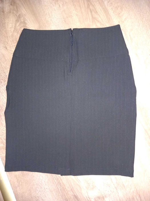 Черна пола с джобове