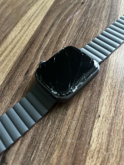 Apple Watch Series 4 44mm със счупен дисплей