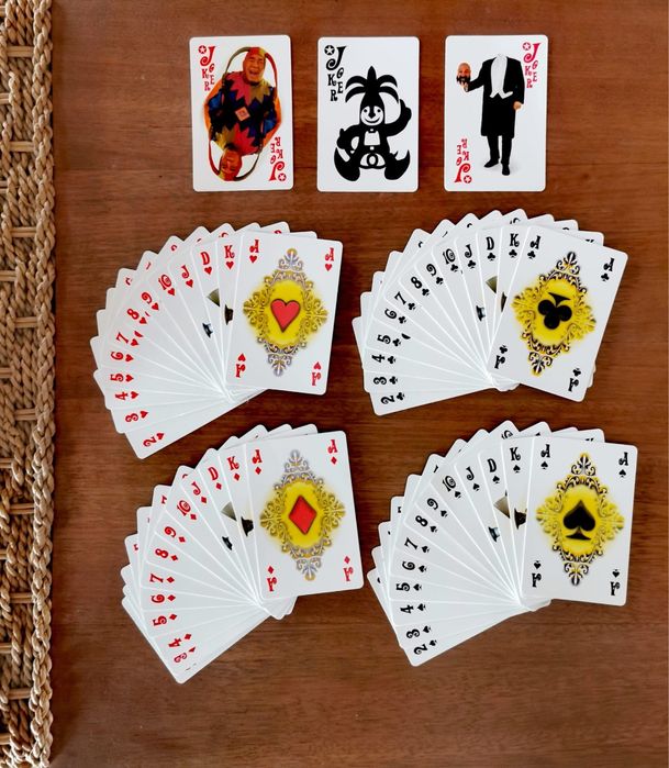 Антикварна дървена кутия с месингов обков с две тестета карти