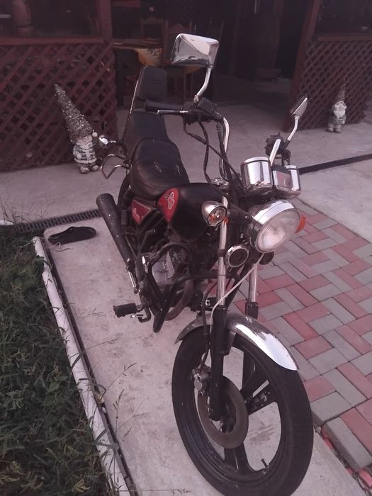 Vand motocicleta 1.25 cp și biciclete sau schimb cu struguri.