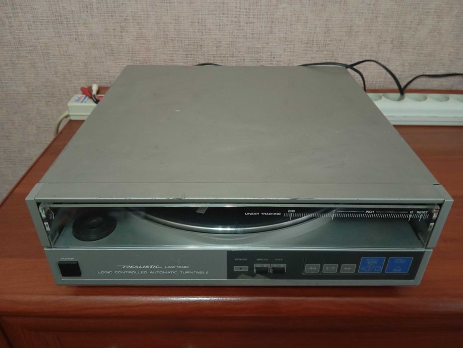 Продам редкий  тангенциальный проигрыватель винил дисков REALISTIC.