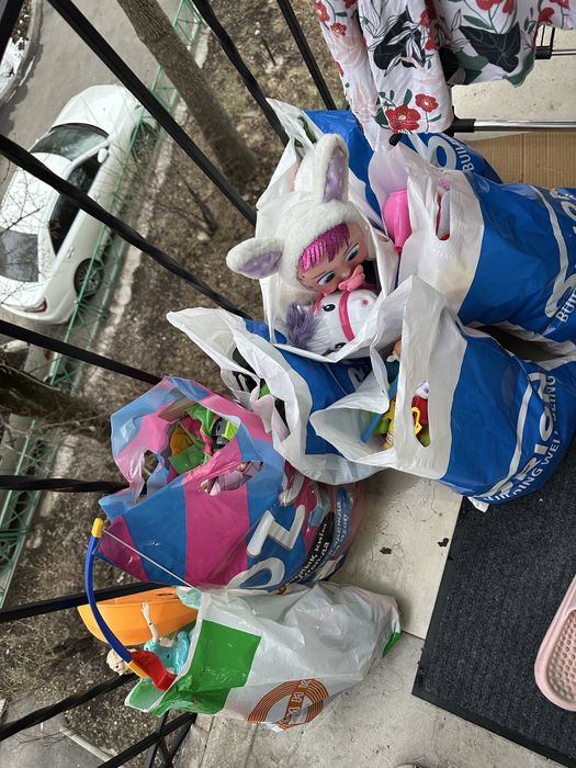 Продам 8 пакетов игрушек