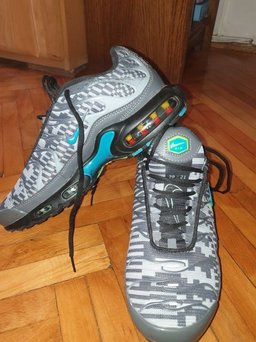 Nike Air Max Plus (TN) – varianta gri/negru cu model camuflaj.