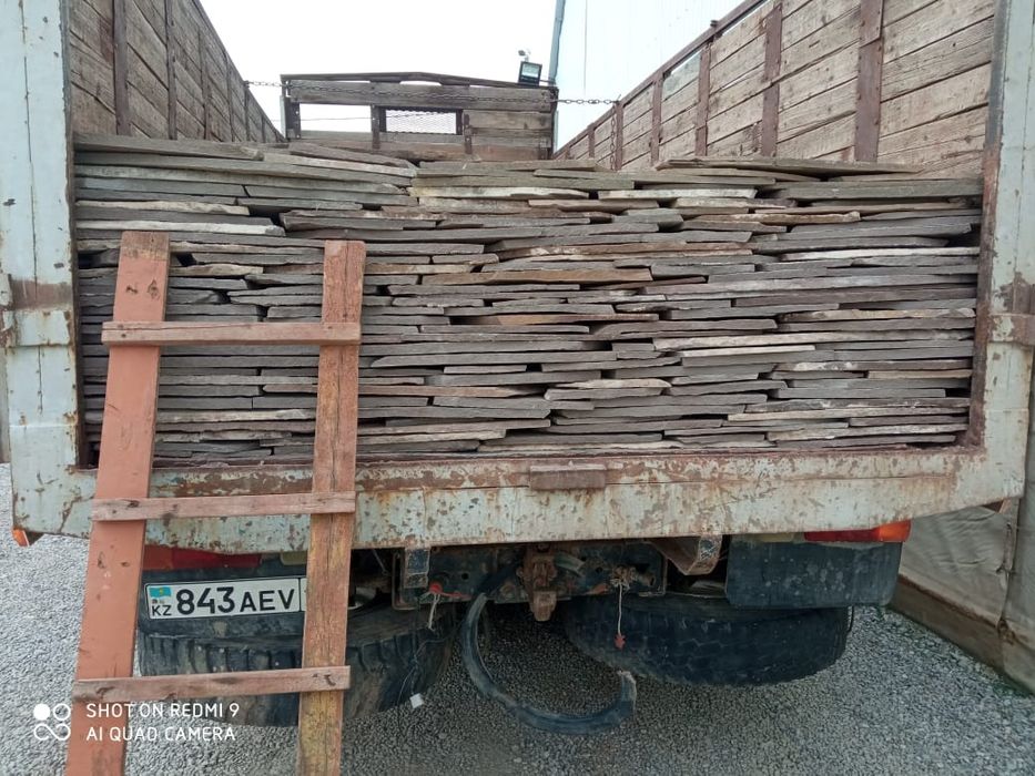 Дикий красный камень.