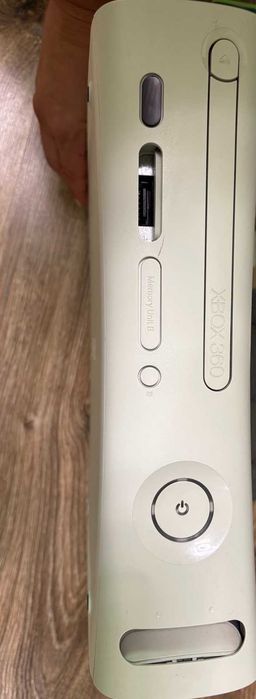 Xbox 360 – 120 GB + 2 контролера + игри